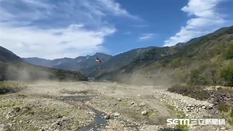 火警發生的地點海拔相當高又沒有水源，只能靠空勤載水和救難人員徒步取水灌救。（圖／林務局嘉義林區管理處提供）