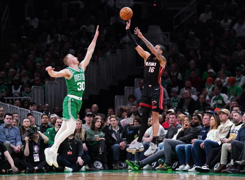 El jugador del Heat de Miami Caleb Martin tira al aro ante la marca de Sam Hauser, de los Celtics, en el segundo juego del playoffs de primera ronda de la NBA, celebrado el 24 de abril de 2024 en Boston.