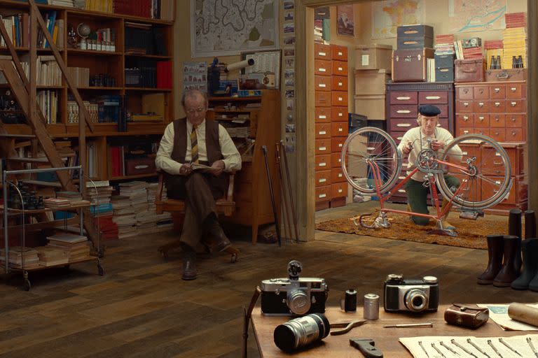 Bill Murray y Owen Wilson, dos integrantes fundamentales del universo creativo de Wes Anderson en una escena de La crónica francesa