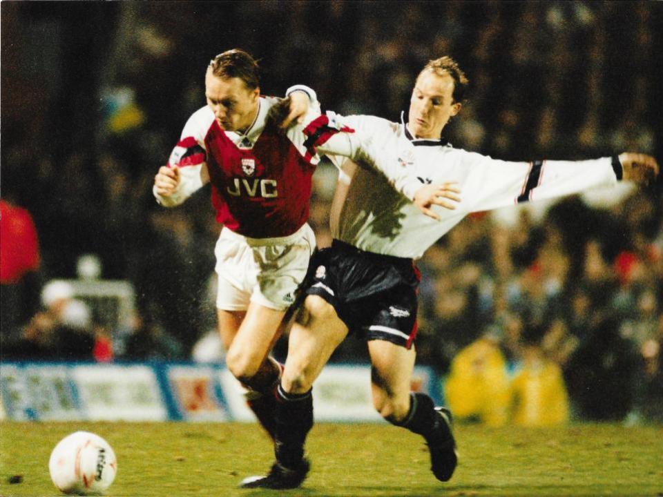 The Bolton News: David Lee in action for Wanderers in an FA Cup replay against Arsenal in 1994