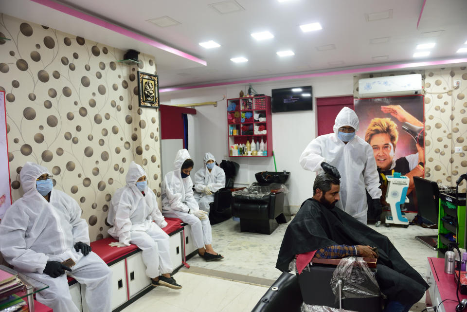  A hairdresser wearing protective gear as preventive measure cuts a client's hair amid coronavirus crisis.
India today surpassed Italy to become the sixth heaviest country by the number of confirmed cases. (Photo by Sumit Sanyal / SOPA Images/Sipa USA) 