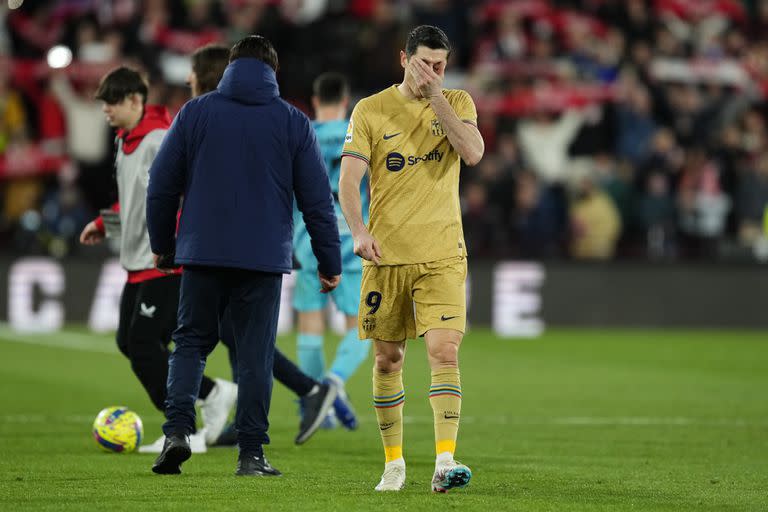 Robert Lewandowski se lamenta tras perder ante Almería; el polaco sufrió una lesión muscular y no estará ante Real Madrid