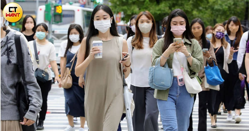 今（23日）白天台灣各地及澎湖、金門、馬祖大多為多雲到晴，午後南部地區及中部山區有局部短暫陣雨。（示意圖／方萬民攝）