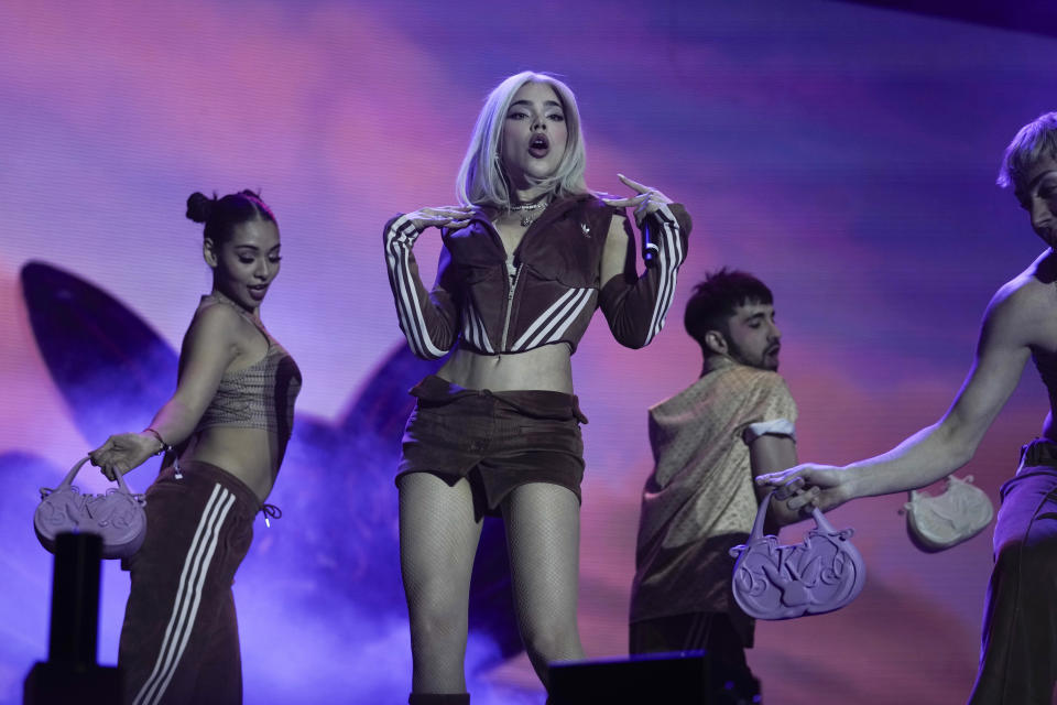 La cantante mexicana Kenia Os durante su concierto en el festival AXE Ceremonia en el Parque Bicentenario en la Ciudad de México el domingo 24 de marzo de 2024. (Foto AP/ Marco Ugarte)