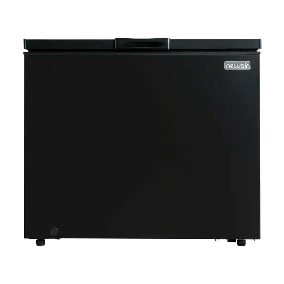 1) 7.0-Cubic-Foot Compact Chest Freezer