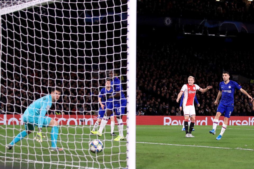 LONDON, ENGLAND - NOVEMBER 05: Donny van de Beek of AFC Ajax scores their 4th goal during the UEFA Champions League group H match between Chelsea FC and AFC Ajax at Stamford Bridge on November 5, 2019 in London, United Kingdom. (Photo by Marc Atkins/Getty Images)