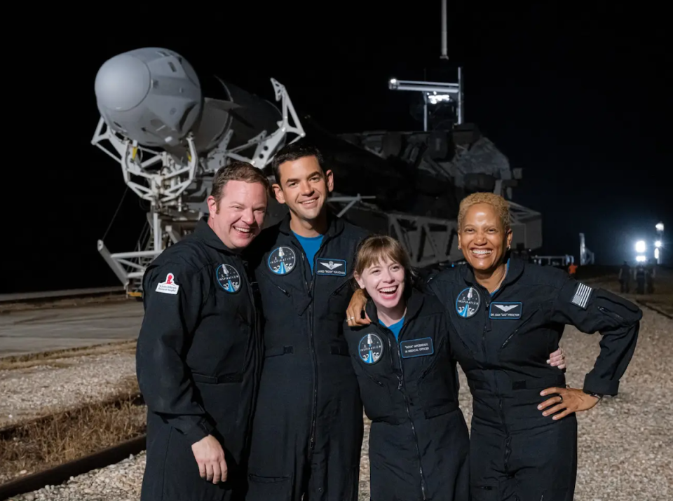 Die Crew von links nach rechts: Chris Sembroski, Jared Isaacman, Hayley Arceneaux, and Sian Proctor. 