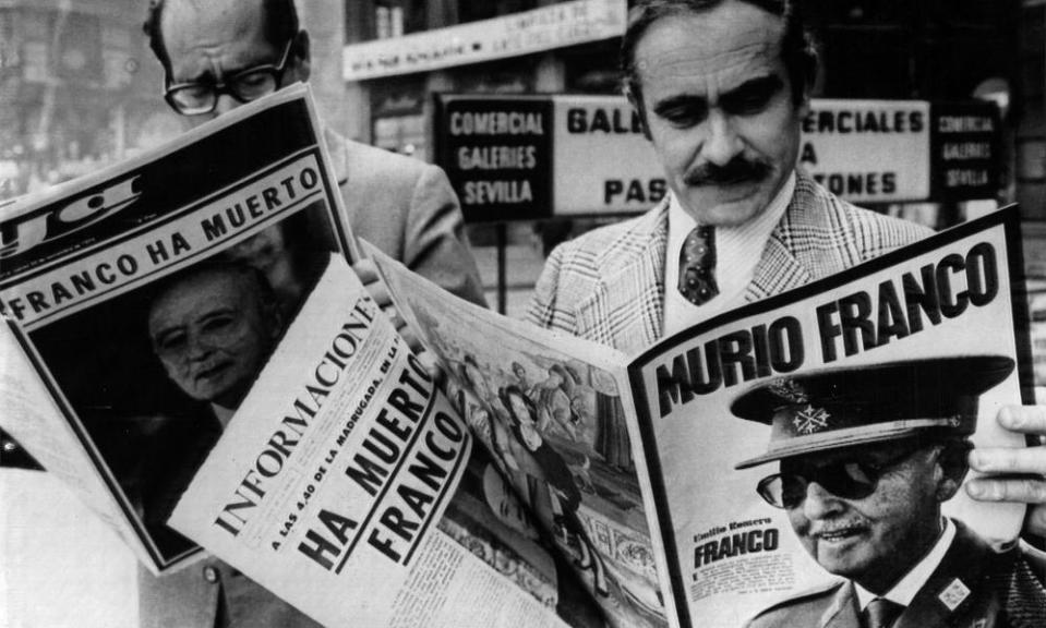 People in Madrid read newspapers headlining the death of head of state Gen Francisco Franco, 20 November 1970.