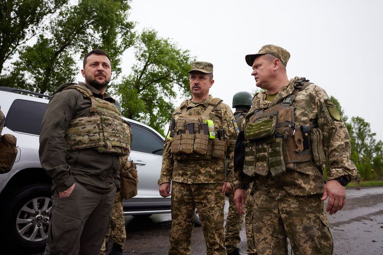 Esta foto tomada y publicada por el servicio de prensa presidencial ucraniano el 29 de mayo de 2022 muestra al presidente ucraniano Volodymyr Zelensky hablando con militares durante su visita a la región de Kharkiv.