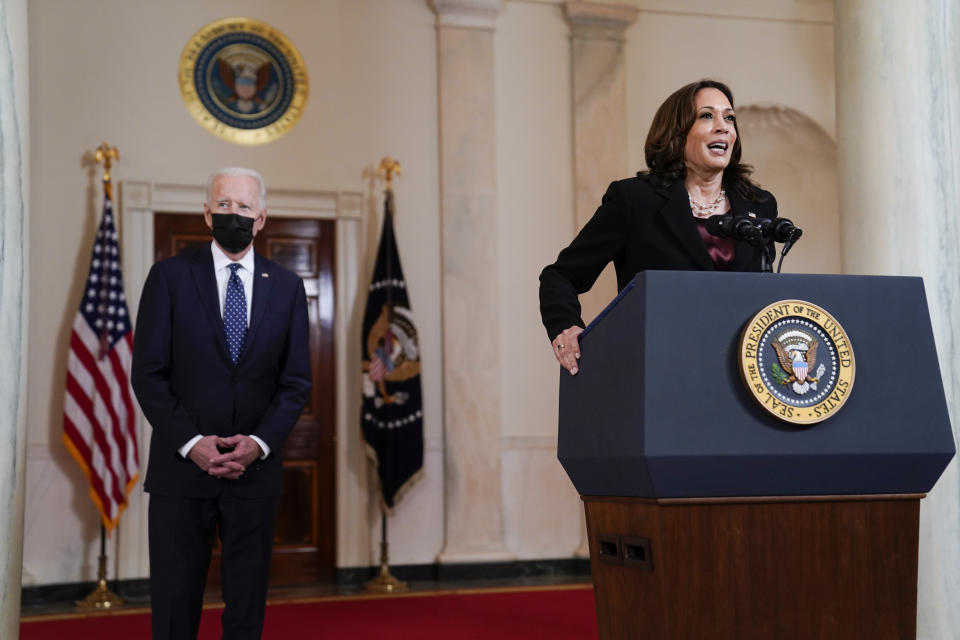 La vicepresidenta estadounidense Kamala Harris, acompañada por el presidente de Estados Unidos Joe Biden, habla el martes 20 de abril de 2021 en la Casa Blanca, en Washington. (AP Photo/Evan Vucci)