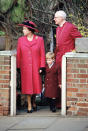 <p>Buceando en la hemeroteca, también hemos encontrado esta foto de la infancia del príncipe Harry. El niño de cuatro años fue fotografiado dándole la mano a la reina camino a la tradicional misa de Pascua en Windsor. (Foto: Georges De Keerle / Getty Images)</p> 