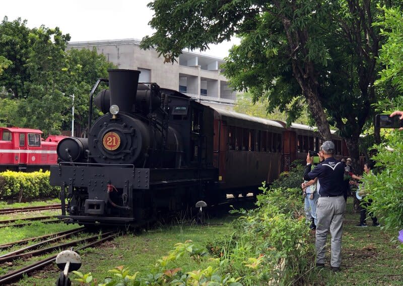 阿里山林鐵7/6全線通車 檜木列車吸睛 阿里山林鐵預計7月6日全線通車，21號蒸汽火車聯掛 檜木車廂，吸引親子搭乘享受美好時光。 中央社記者黃國芳攝 113年6月29日 