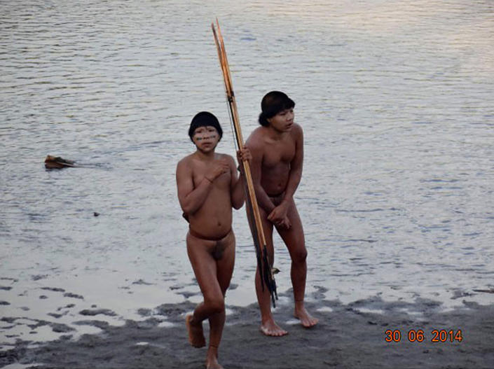 Picture released on July 30, 2014 by Brazil's Fundacao Nacional do Indio (FUNAI) indigenous affaires department shows a group of isolated Amazonian natives on the banks of the Envira River, Acre state, Brazil (AFP Photo/)