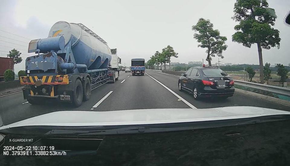 高速公路路肩主要用途是為特殊狀況下的車輛暫停或救護車、警車、公務車在執行公務或救援時使用，此事件中的公務車在當下並無緊急任務，顯然違反了交通法規。【圖/記者蔡宗武拍攝】