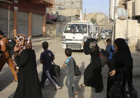 Sunni people are pictured as they flee the violence in the city of Ramadi, Iraq May 15, 2015. REUTERS/Stringer