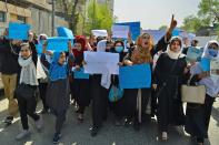 Mujeres afganas se manifiestan por sus derechos en Kabul el 26 de marzo de 2022 (AFP/Ahmad SAHEL ARMAN)