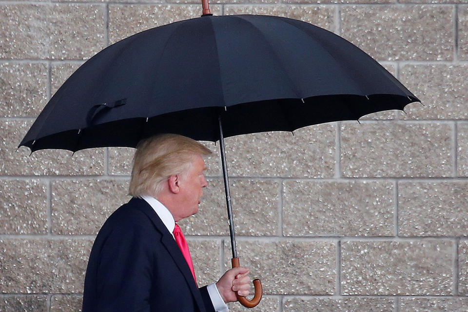 Trump arrives in the rain