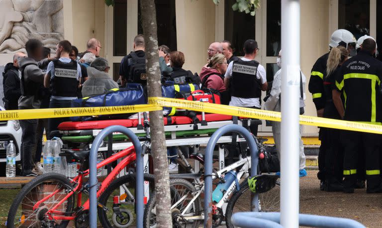 Oficiales de policía franceses del servicio forense y rescatistas se encuentran frente a la escuela secundaria Gambetta en Arras, noreste de Francia, tras el ataque con cuchillo