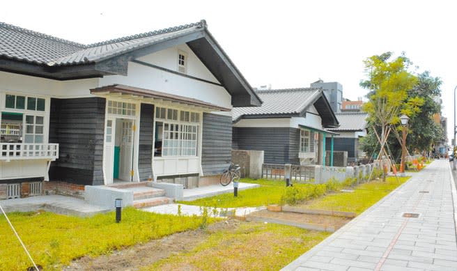 屏東市勝利星村崇仁成功區歷史建築近期將釋出20戶，已吸引不少業者詢問投件條件。（林和生攝）