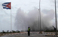 <p>Fuerte oleaje en el Malecon de La Habana, Cuba (REUTERS) </p>