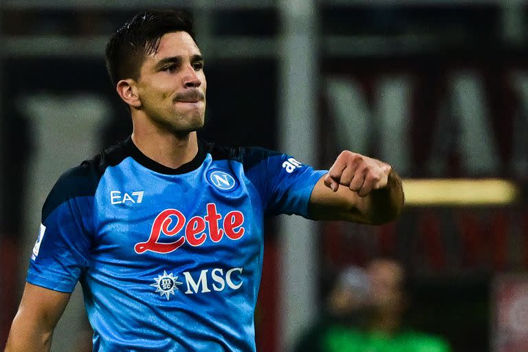 Giovanni Simeone festeja su gol frente al Milan.