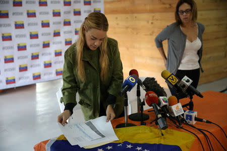 Human rights activist Lilian Tintori, wife of opposition leader Leopoldo Lopez, places documents on the table before a news conference in Caracas, Venezuela, September 2, 2017. REUTERS/Andres Martinez Casares