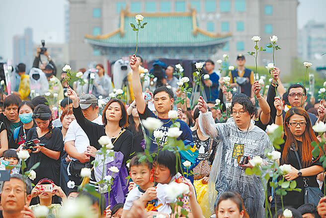 民眾人手一支白玫瑰，響應中華民國白玫瑰社會關懷協會為兒童安全及反廢死發聲。（本報資料照片）