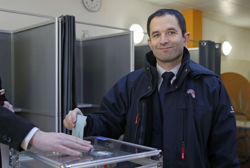 Benoît Hamon et Manuel Valls, représentants des deux extrêmes du Parti socialiste, sont les finalistes du second tour de la primaire de gauche pour la présidentielle, avec un avantage pour le premier, qui a obtenu le ralliement d'Arnaud Montebourg. /Photo prise le 22 janvier 2017/REUTERS/Jacky Naegelen