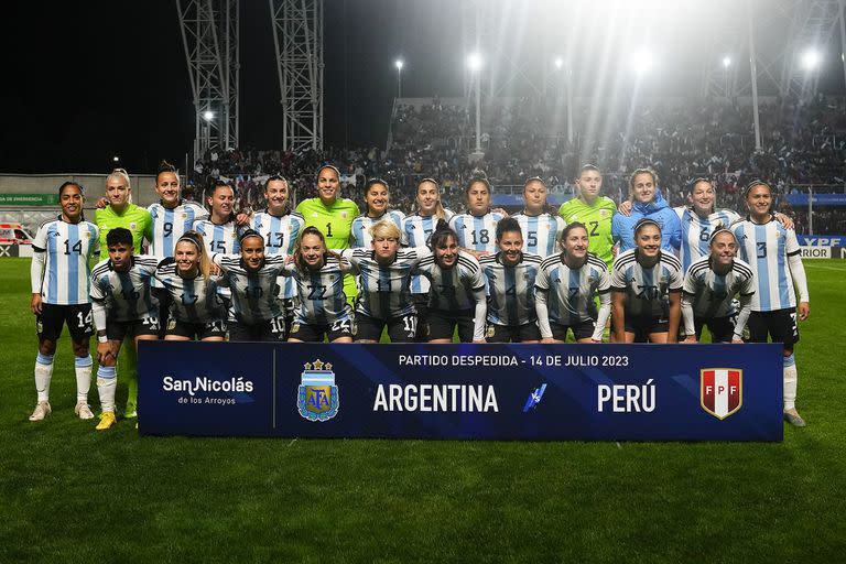 El plantel completo posa antes del amistoso que le ganó por 4-0 a Perú en San Nicolás, con mucho público a pesar del frío; se irá con alegría al Mundial de Australia y Nueva Zelanda.