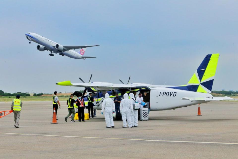 安捷飛航訓練中心自義大利引進二架P2012型飛機，首架新機十六日下午抵達桃園國際機場，進行消毒作業。（中央社）