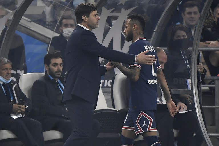 Pochettino saluda a Neymar, a quien reemplazó para reforzar la contención con Wijnaldum