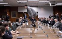 <p>Connor Berry, Student an der Michigan State University, protestiert gegen die Entscheidung, den ehemaligen Gouverneur John Engler als Übergangspräsidenten der Uni zu wählen, indem er bei einem Meeting auf den Tisch steigt. (Bild: AP Photo) </p>