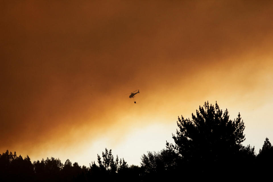 A helicopter assists during a forest fire in Rafael, near Concepcion, Chile February 7, 2023 REUTERS/Juan Gonzalez
