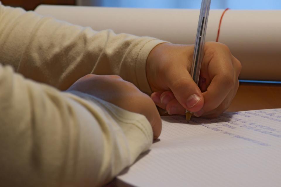 Noch bis in die 1970er-Jahre wurden in Deutschland Kinder in der Schule dazu gezwungen, mit der rechten Hand zu schreiben - auch wenn ihre dominante Hand die linke war. (Bild: iStock / CIAO!)