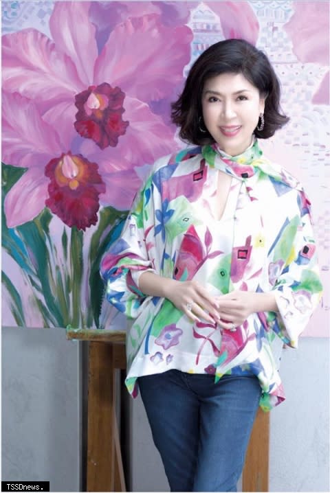 熱愛繪畫的「台灣最美麗主持人」白嘉莉，作品廣受藝術大師好評與推薦 。（攝影蔡榮豐）