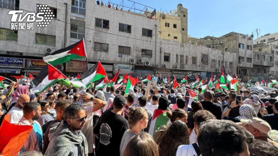 ［2023.10.20] 民眾持約旦國旗和巴勒斯坦國旗上街遊行：最大的差別就是前者有一顆白七角星，兩個長得特別像是因為都參考了1917年出現的阿拉伯起義旗。（圖／劉亭廷提供）