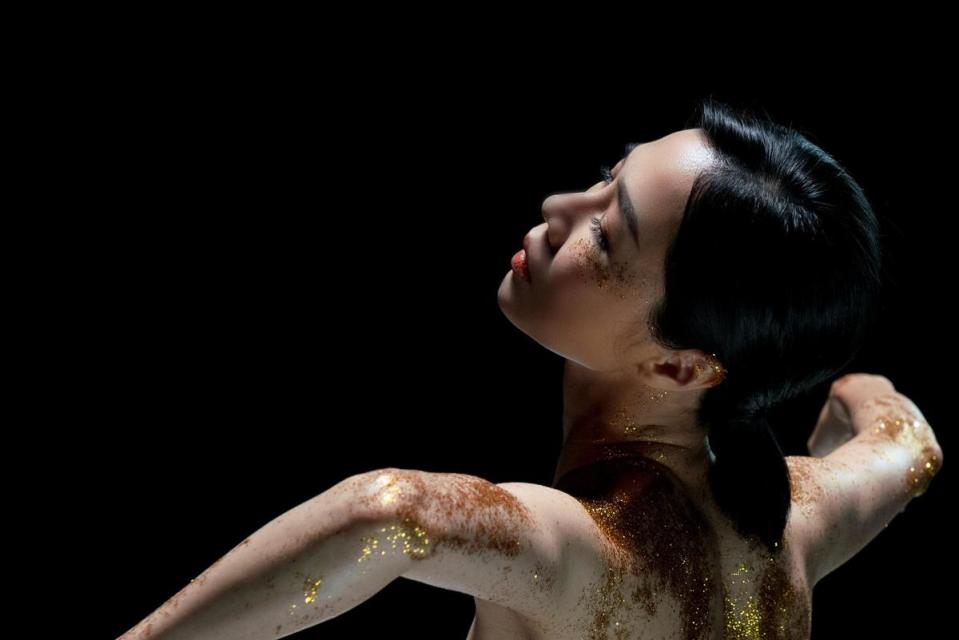 「MOD微電影暨金片子創作大賽」請出金馬影后謝盈萱拍攝形象廣告，讓她挑戰大尺度、近乎全裸狀態詮釋創作者如何破繭而出。（台北市影委會提供）