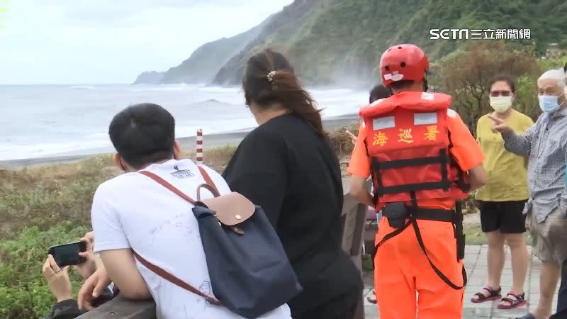 看海民眾強碰颱風，只好默默離去。