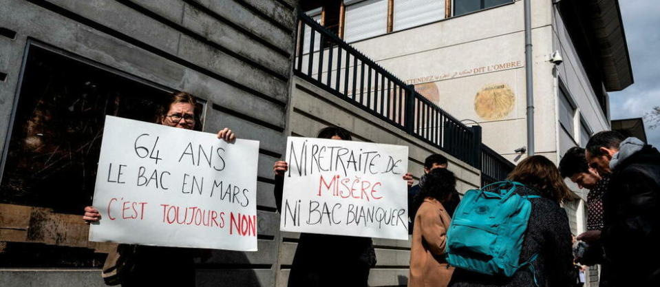 Le corps syndical proteste contre la réforme des retraites, mais également contre la réforme du bac.  - Credit:JEAN-PHILIPPE KSIAZEK / AFP