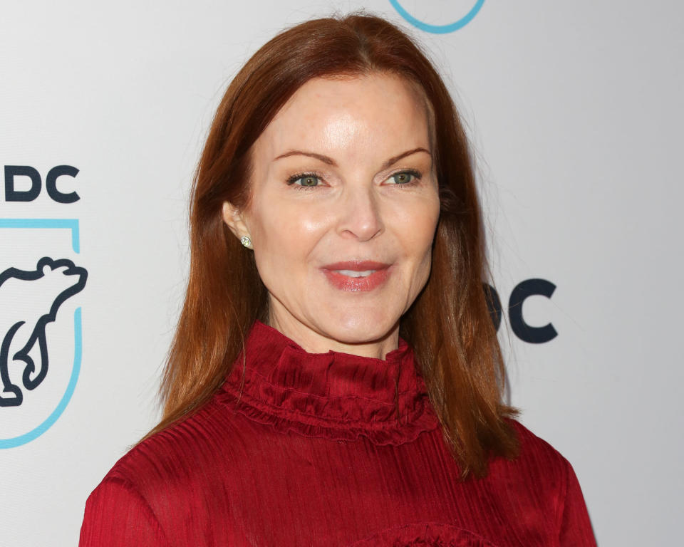 Marcia Cross, on the red carpet in 2017, had a great reaction to Sarah Silverman’s “butt” T-shirt. (Photo: Getty Images)