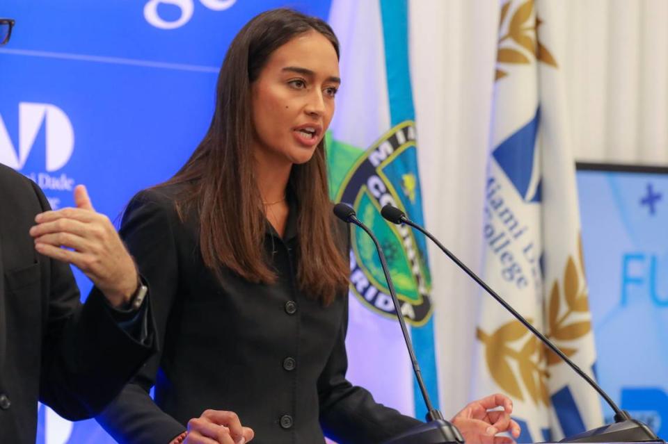 Camila García-Llaurado, estudiante de segundo año del Miami Dade College que cursa un título de asociado en biología y es vicepresidenta del cuerpo estudiantil del Campuls Wolfson, habla sobre las Becas Future Ready, en el Campus Wolfson, el 30 de octubre de 2023.