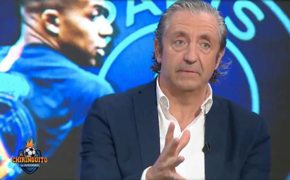 Josep Pedrerol en 'El chiringuito de jugones', con una imagen de Kylian Mbappé de fondo. (Fuente: Twitter/@elchiringuitotv)