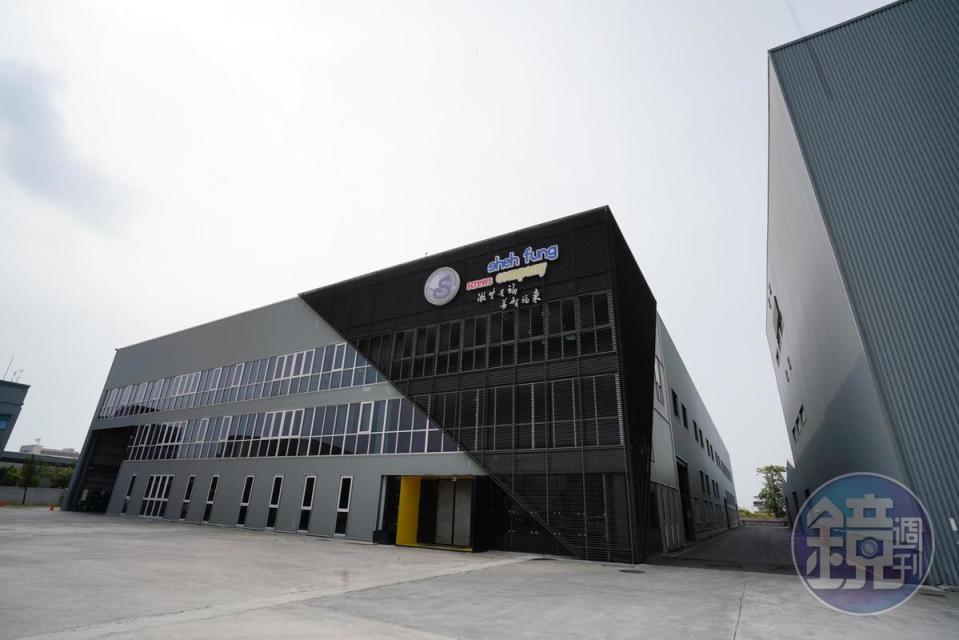 2015年，世豐螺絲在高雄彌陀打造第3座廠房，門口使用大塊的黑黃色色板點綴，配色搶眼。