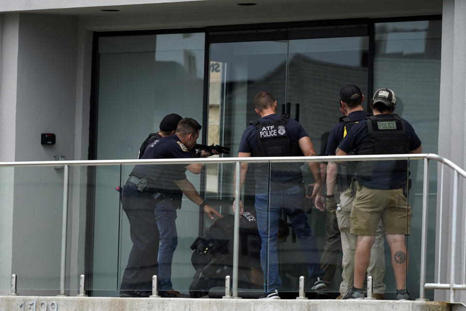 La policía examina un edificio luego de un tiroteo masivo durante el desfile del 4 de Julio en el centro de Highland Park, Illinois, un suburbio de Chicago. (AP Foto/Nam Y. Huh)