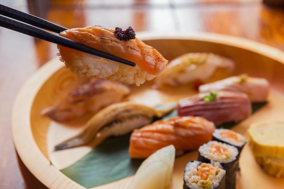 「炙燒握壽司」會在魚肉上劃刀斷筋，不僅看起來更美味，也能製造入口即化的效果，爽脆的柚香蘿蔔能中途解膩。（460元／8貫）