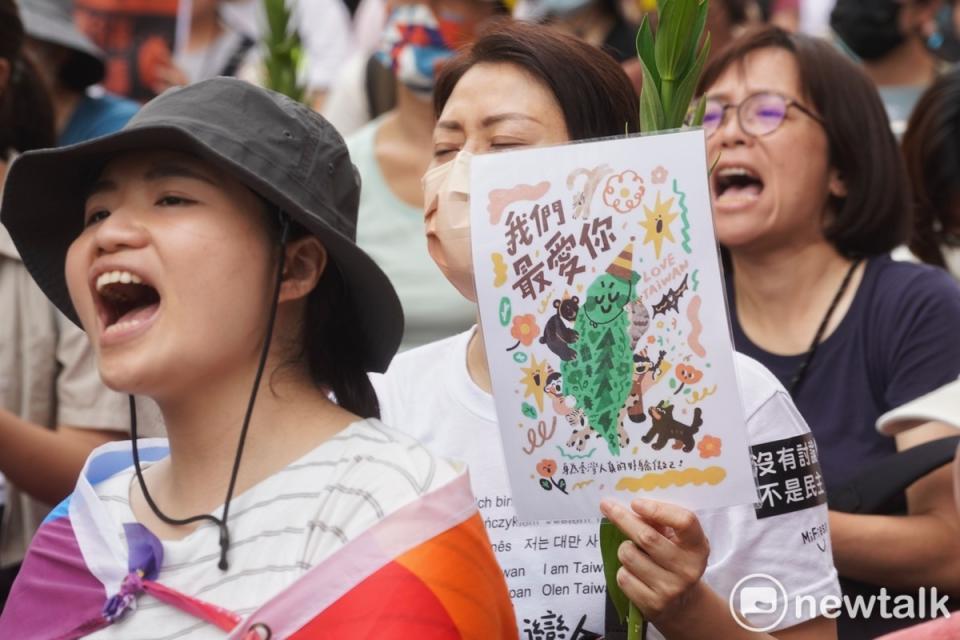  24日反對藍、白立委通過國會擴權法案的民眾在青島東路和濟南路集結抗議。圖為濟南路的抗議現場。 圖：張良一/攝 