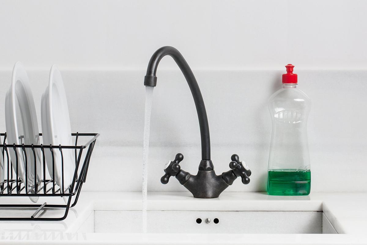Clever's Advice Column on Asking Your Guests to Wash Dishes
