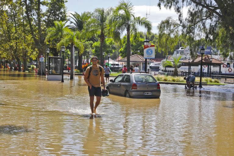 Las calles del centro de Tigre cubiertas de agua