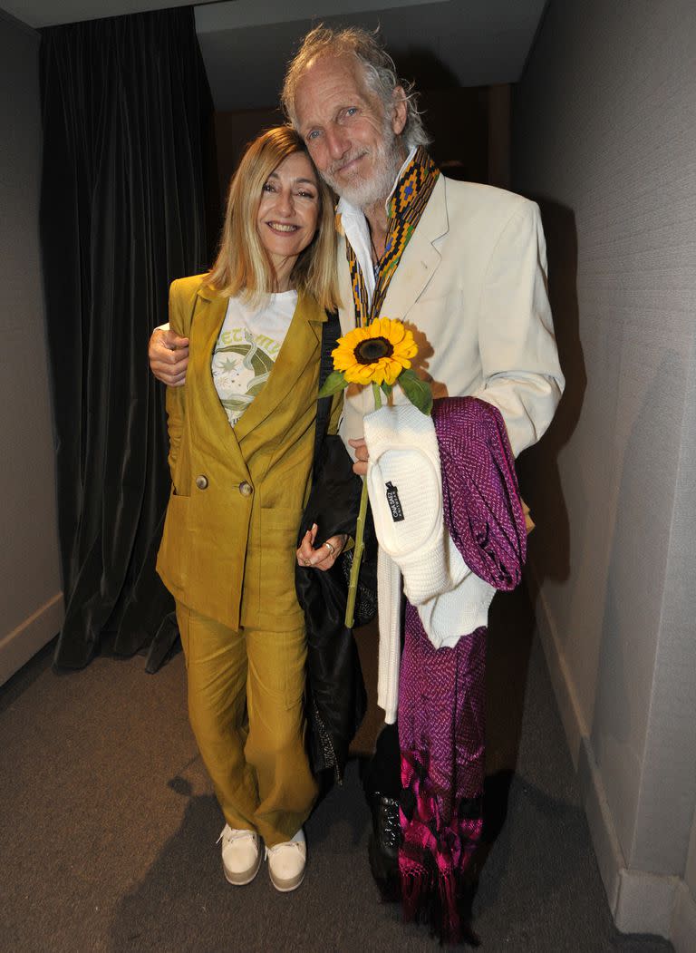 Boy Olmi también recibió flores y la visita de su mujer, Carola Reyna. La pareja posó muy sonriente y, como siempre, se destacó por sus coloridos looks