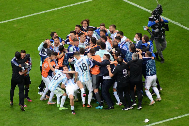 En el centro, Dibu: el festejo argentino luego de vencer en la tanda de penales a Colombia por la Copa América 2021